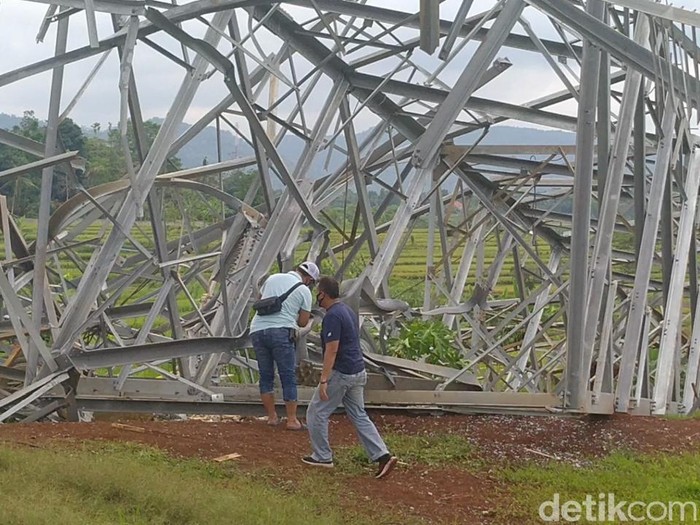 Tower SUTET di Batang roboh, Minggu (1/11/2020).