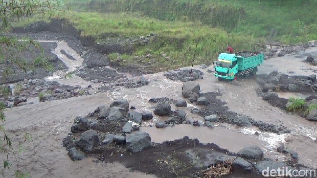 truk penambang pasir di Lumajang