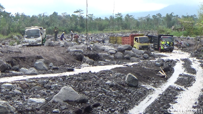 truk penambang pasir di Lumajang