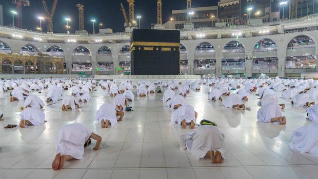 Umat Muslim dunia kembali ke Mekah pertama kali pada masa pandemi untuk menunaikan umrah