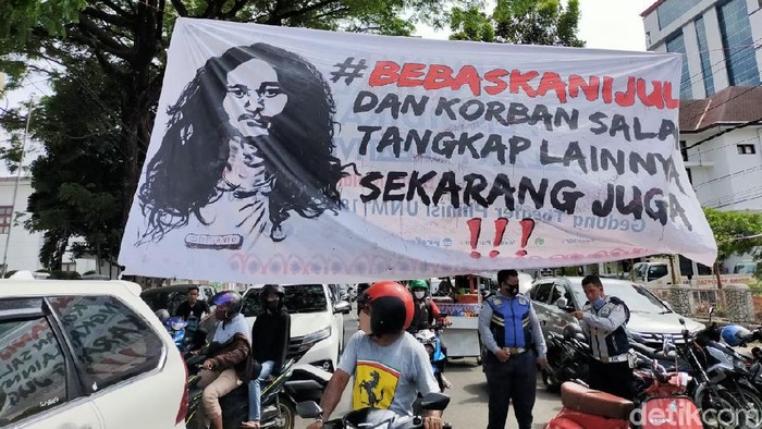 Unjuk rasa massa di Mapolrestabes Makassar menuntut korban salah tangkap saat aksi Omnibus Law dibebaskan