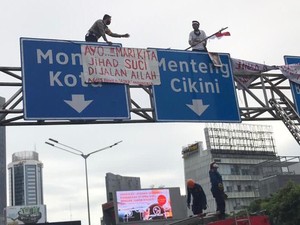 3 Fakta Heboh Pria Panjat Tiang Rambu Demi Pasang Spanduk di Sudirman
