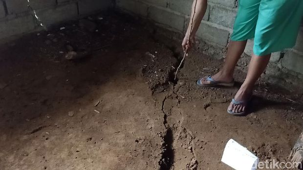 Warga Desa Aribaya, Kecamatan Pagentan, Banjarnegara menunjukkan fenomena tanah bergerak di daerahnya, Senin (2/11/2020).