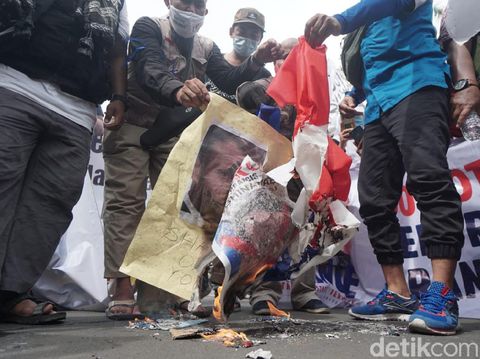warga surabaya demo presiden perancis