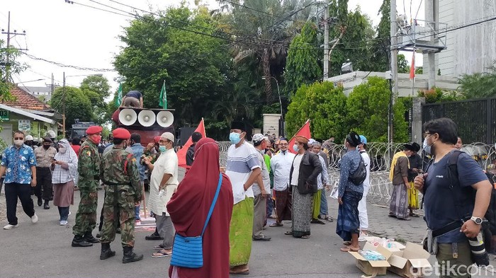 warga surabaya demo presiden perancis
