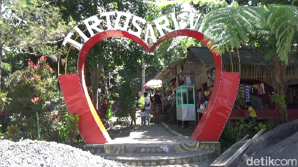 Inilah wisata alam Tirtosari di Lumajang, Jawa Timur. Pemandian alami ini berada di Desa Penanggal, Kecamatan Candipuro, Kabupaten Lumajang. Jaraknya sekitar 20 kilometer dari pusat kota Lumajang. 