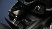 Yamaha Aerox 155 Connected kini lebih canggih karena bisa terkoneksi dengan smartphone penggunanya. Dengan fitur Y-Connect, motor ini mampu menghubungkan smartphone pengendara dengan sepada motor melalui Bluetooth.