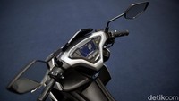 Ada pula Handle Bar Switch Control yang berfungsi memudahkan pengendara dalam memilih tampikan informasi dan pengaturan pada speedometer (tombol pengatur berada di handle sebelah kiri) serta lampu hazard sebagai tanda ketika pengendara dalam kondisi darurat.