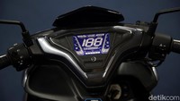 Selain dapat terkoneksi dengan Smartphone, motor ini juga mempunyai Smart Key System (khusus tipe ABS) yang merupakan sistem penguncian tanpa anak kunci serta Electric Power Socket untuk pengisian daya batrai smartphone. Ada juga fitur Anti-lock Braking System (ABS) pada Yamaha Aerox 155 Connected/ABS.