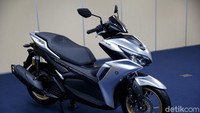 Yamaha Aerox 155 Connected hadir dengan memadukan karakteristik racy dari motor sport dan kepraktisan serta kenyamanan berkendara sebuah skutik.