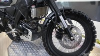 Untuk kaki-kaki, pelek palang diganti dengan jari-jari. Namun dibalut dengan ban pacul ukuran 150/70 untuk belakang dan 130/80 depan. Foto: Agung Pambudhy