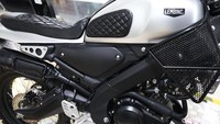 Oiya, punggawa Lembinc Rizky mengatakan masih mempertahankan model tangki XSR155 karena identitas dari motor tersebut. Kini dipermanis dengan terpasang knee pad. Foto: Agung Pambudhy