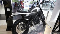 Aura Scrambler dari XSR155 pun kian terpancar berkat penggunaan knalpot dengan model naik ke atas makin dekat dengan jok. Foto: Agung Pambudhy