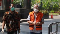Diketahui, uang itu diberikan untuk meloloskan laporan pertanggungjawaban gubernur dan RAPBD Sumut.