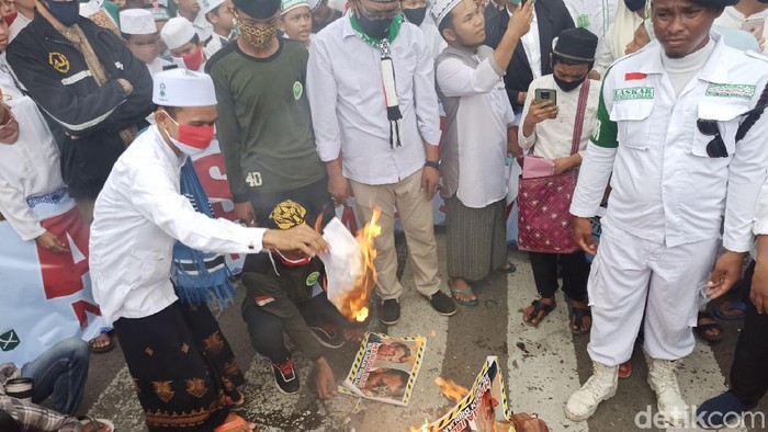 Aksi bela Nabi di Aceh bakar foto Macron