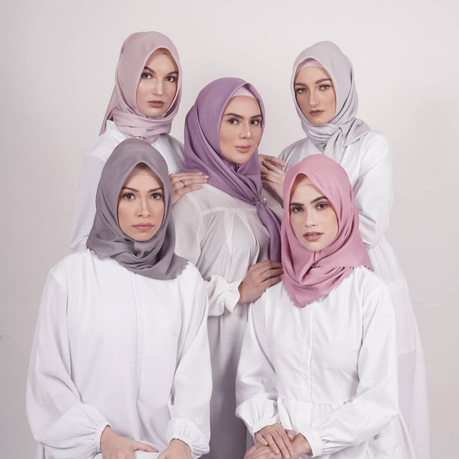 Anggita Sari sudah mengeluarkan empat seri hijab yaitu Almah, Adiba, Ateefa dan Forest. Dia pun merilis berbagai pilihan warna hijab seperti silver stone, green, dark blue, mustard dan earthy tone. Ia mengaku merancang sendiri desain hijab segiempat motif tersebut. Foto: Instagram @alaiascarves.id