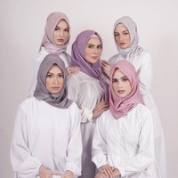Anggita Sari sudah mengeluarkan empat seri hijab yaitu Almah, Adiba, Ateefa dan Forest. Dia pun merilis berbagai pilihan warna hijab seperti silver stone, green, dark blue, mustard dan earthy tone. Ia mengaku merancang sendiri desain hijab segiempat motif tersebut. Foto: Instagram @alaiascarves.id