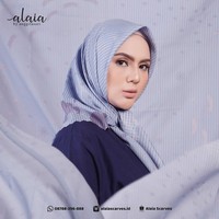 Dikutip dari laman Instagramnya, hijab yang diluncurkan adalah hijab segiempat motif printing yang berukuran 115x115 cm. Hijab produksinya menggunakan bahan voal ultrafine yang mempunyai karakter tegak didahi dan tidak mudah kusut. Foto: Instagram @alaiascarves.id