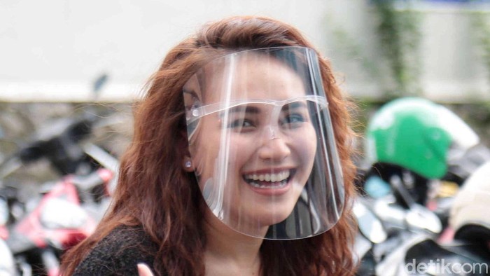 Ayu Ting Ting saat ditemui di kawasan Trans TV.