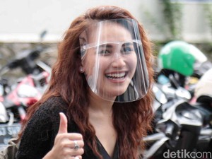 Ayu Ting Ting Nempel Tembok Ketemu Nagita Slavina