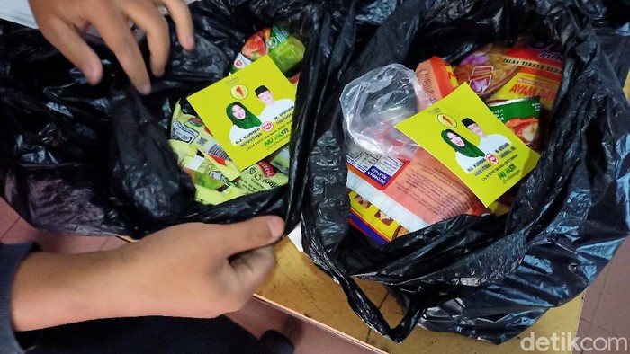Bawaslu Bandung Amankan Sembako Berstiker Paslon