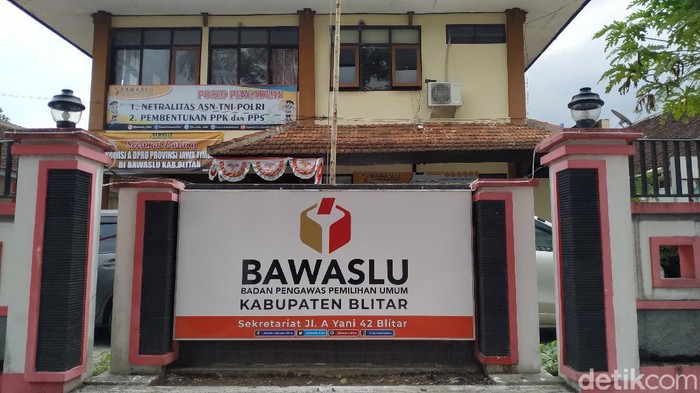 Hingga hari ke-39 masa kampanye, Bawaslu Kabupaten Blitar menerima tujuh laporan dugaan pelanggaran. Dugaan pelanggaran ini terkait netralitas ASN dan pemasangan APK serta iklan kampanye yang tidak sesuai aturan PKPU.
