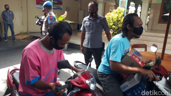 Seorang begal payudara di Tuban tertangkap. Ia melakukan perbuatan asusila itu untuk merangsang nafsu birahinya.