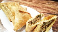  Nah kalau ini samosa. Camilan khas Arab yang isiannya daging berbumbu pekat. Disantap saat masih hangat, kriuk di luar, lembut juicy di dalamnya. Foto: detikFood/Devi S. Lestari