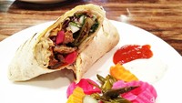 Ada juga cheese kebab yang paling enak disantap hangat. Lelehan kejunya bikin lidah terbuai. Disajikan dengan acar home made yang warnanya cantik. Foto: detikFood/Devi S. Lestari