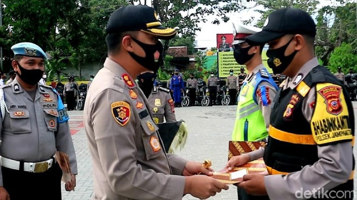 Brigadir Sugiarto mendapat penghargaan dari Kapolres Sukabumi