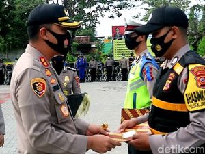 Bangun Rumah untuk Warga Sukabumi, Brigadir Sugiarto Diganjar Penghargaan