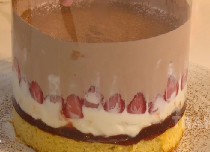 Cake Cokelat Stroberi Lava