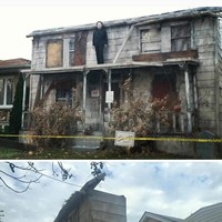 Bukan hanya Steven yang menunjukkan totalitasnya mendekorasi rumah untuk Halloween. Masih di Amerika Serikat, rumah ini dihias seperti sudah lapuk. Lebih menyeramkannya lagi, ada boneka berukuran manusia bentuk Michael Myers, tokoh villain di film Halloween. Foto: Reddit, Boredpanda