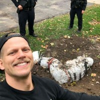 Warga Texas, Steven Noak, salah satu yang paling semangat dengan Halloween. Rumahnya pun dihias dengan properti tampak seperti mayat terbungkus plastik putih yang belum selesai dikubur di pekarangan.  Foto: Reddit, Boredpanda