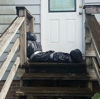 Cerita ini datang dari pengguna Reddit. Rumahnya didatangi 6 polisi, mobil pemadam kebakaran dan ambulans karena dekorasi Halloween yang sangat menyeramkan. Kehebohan ini terjadi karena dia lupa membereskan dekorasi setelah perayaan Halloween, sehingga seorang pengendara mobil khawatir dengan penampakan bungkusan yang tampak seperti mayat. Dia pun menelepon polisi dan 911 untuk datang memeriksa keadaan. Foto: Reddit, Boredpanda