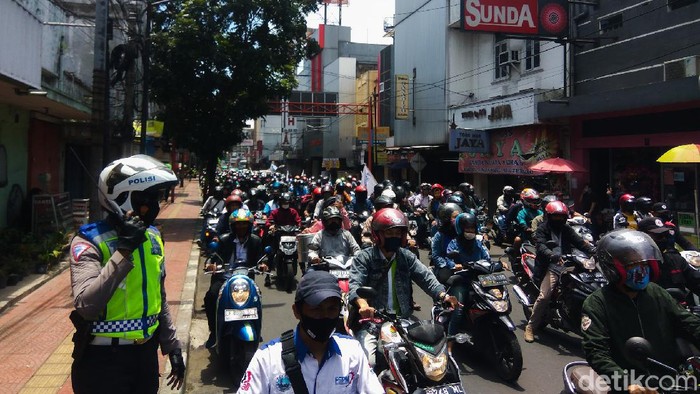 Demo buruh di Cimahi tuntut kenaikan UMK 2021.