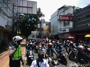 Tuntut UMK 2021 Naik 8 Persen, Buruh Demo di Gedung DPRD Cimahi