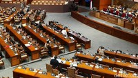 Pengesahan Omnibus Law UU Cipta Kerja oleh pemerintah dan DPR terbilang mengejutkan publik. Pasalnya, pengesahan UU tersebut dilakukan di tengah pandemi virus Corona. Azizah/detikcom.