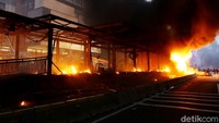 Massa perusuh juga membakar Halte TransJakarta Bundaran Hotel Indonesia (HI) pada Kamis (8/10/2020). Grandyos Zafna/detikcom.