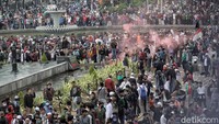 Massa aksi tolak Omnibus Law yang digelar di kawasan Patung Kuda juga rusuh pada Selasa (13/10/2020). Pradita Utama/detikcom.