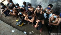 Sejumlah pelajar yang hendak ikut berdemonstrasi juga diamankan polisi di kawasan Senayan, Jakarta, Kamis (8/10/2020). Rengga Sancaya/detikcom.