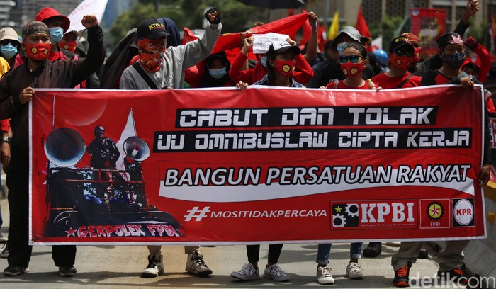 Omnibus Law Cipta Kerja kini sudah resmi diteken Presiden Jokowi. Dalam perjalanannya, UU Cipta Kerja menimbulkan kontroversi hingga akhirnya diundangkan.