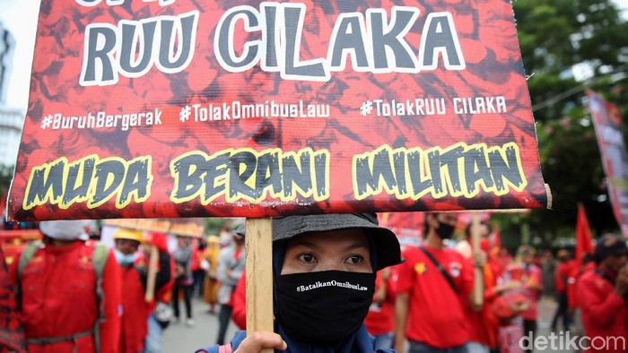 Omnibus Law Cipta Kerja kini sudah resmi diteken Presiden Jokowi. Dalam perjalanannya, UU Cipta Kerja menimbulkan kontroversi hingga akhirnya diundangkan.