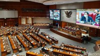 Omnibus Law RUU Cipta Kerja resmi disahkan dalam rapat paripurna DPR di gedung DPR, Senayan, Jakarta, Senin (5/10/2020). Dari 9 fraksi DPR, 6 fraksi menyetujui omnibus law RUU Cipta  2. Azizah/detikcom.