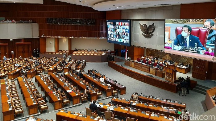 Omnibus Law Cipta Kerja kini sudah resmi diteken Presiden Jokowi. Dalam perjalanannya, UU Cipta Kerja menimbulkan kontroversi hingga akhirnya diundangkan.