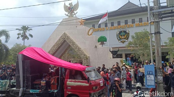 Sekitar seratus pekerja seni hingga waria di Kabupaten Madiun demo di gedung DPRD. Mereka menuntut izin hiburan dalam pernikahan dipermudah.