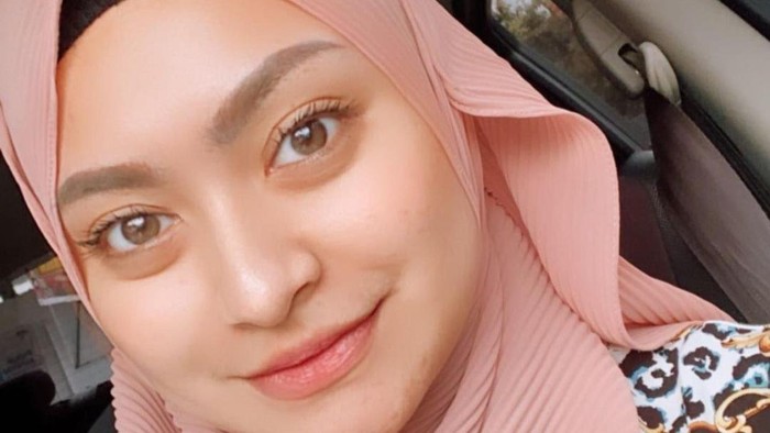 Nathalie Holscher yang sudah mantap berhijab