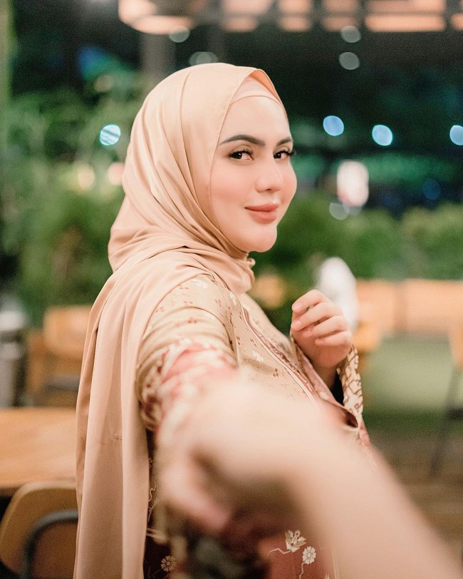 Wanita kelahiran 1992 itu baru mengekspos sosok suaminya setelah anak mereka lahir. Sang suami ditampilkan dalam sebuah foto sketsa. Maternity shoot, waktu baby A masih dalam perut bunda... #sketchdrawing, tulisnya di Instagram. Foto: Instagram @anggitasari612