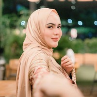 Wanita kelahiran 1992 itu baru mengekspos sosok suaminya setelah anak mereka lahir. Sang suami ditampilkan dalam sebuah foto sketsa. Maternity shoot, waktu baby A masih dalam perut bunda... #sketchdrawing, tulisnya di Instagram. Foto: Instagram @anggitasari612