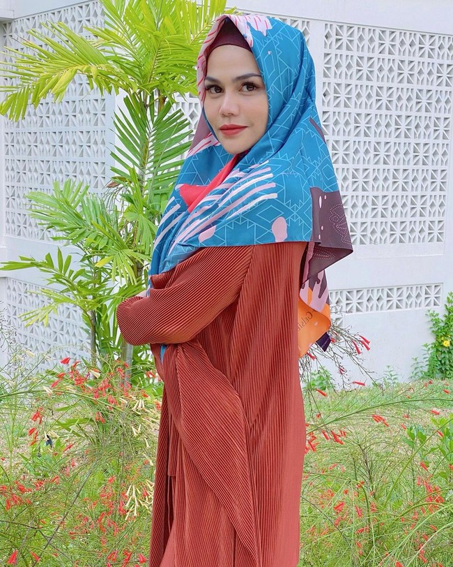 DJ Katty Butterfly, wanita yang mempunyai nama asli Poltee Kattarey ini mengunggah di akun Instagramnya @dj_kattybutterfly36, bahwa ia sudah resmi memeluk agama Islam. DJ Katy Butterfly menjadi mualaf tepat di hari ulang tahunnya. DJ Katty Butterfly mengaku keputusannya untuk masuk Islam datang dari hati. Dan keinginannya menjadi mualaf ini mendapatkan dukungan dari orangtuanya. Selain itu, dia juga ingin meninggalkan stigma yang melekat pada dirinya yaitu sebagai DJ. Foto: Dok. Instagram @dj_kattybutterfly36.